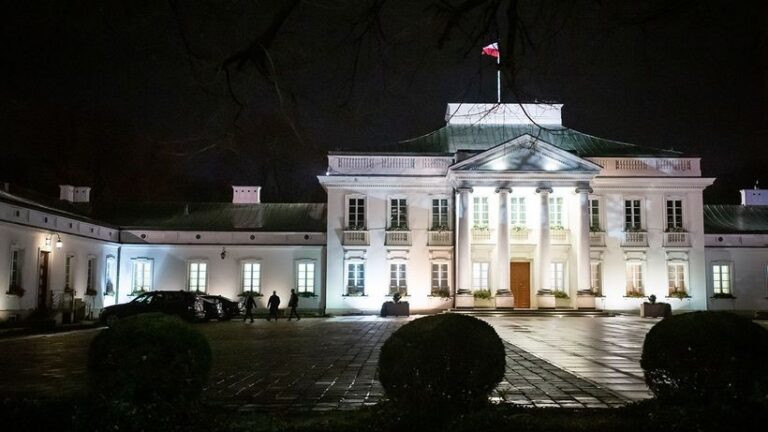 Polonia: Barbatul care a dirijat o dronă deasupra clădirilor guvernamentale din Varşovia va fi expulzat 