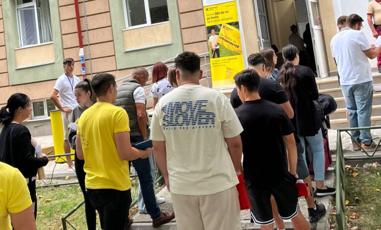 Bobocii Universității de Științele Vieții din Iași, care încep luni cursurile noului an universitar, se cazează astăzi și mâine la cămin