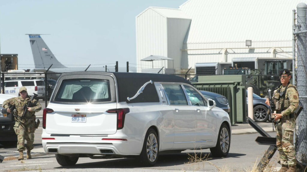  JD Vance a predat personal trupul lui Charlie Kirk familiei, folosind avionul Air Force 2