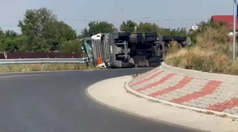 UPDATE | O cisternă care transporta gaz metan s-a răsturnat în apropierea localităţii Simila, din Vaslui. Traficul este oprit complet, sunt scurgeri din încărcătură