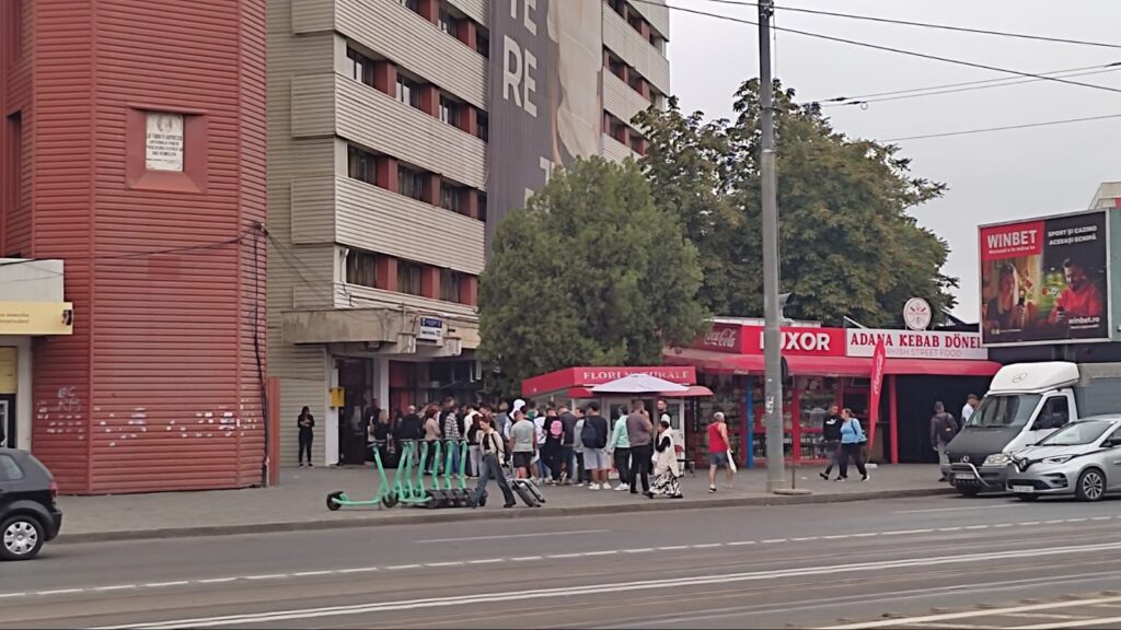  Coadă până în stradă la căminul T17 din Tudor. Studenții își iau camerele în primire – FOTO