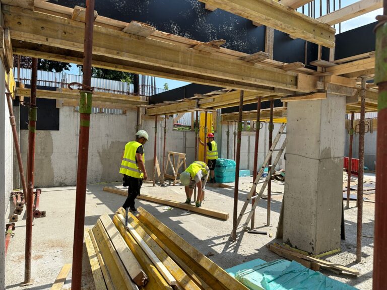 18 firme de construcții și instalații, prinse în cursa pentru contractul de construire a unei creșe în comuna Scobinți