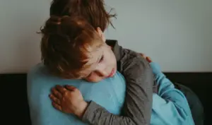 „Bumbacul purtat direct pe piele, de evitat în zilele foarte reci: reține transpirația”. Reguli practice, explicate de medic, pentru îmbrăcarea copiilor pe frig