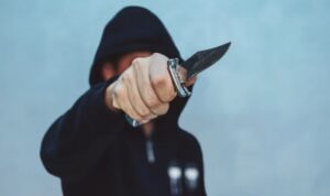 Un bărbat a fost înjunghiat de 33 de ori pe o stradă din București. Anchetatorii nu au putut stabili un motiv al atacului