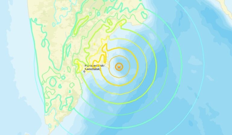 Alertă de tsunami după un cutremur cu magnitudinea de 7,8, produs la mică adâncime în largul coastelor Extremului Orient rus