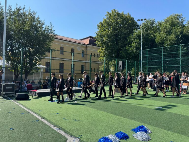 Începutul anului școlar la „Negruzzi” a fost marcat de parada uniformelor, cor și majorete. „Nu uitați niciodată secretul victoriei”