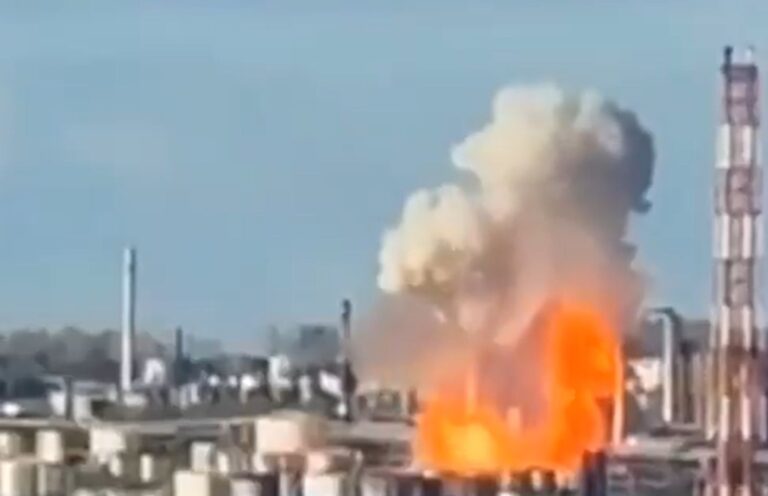 Ucraina a lovit unul dintre cele mai mari complexe de rafinare a petrolului din Rusia – VIDEO