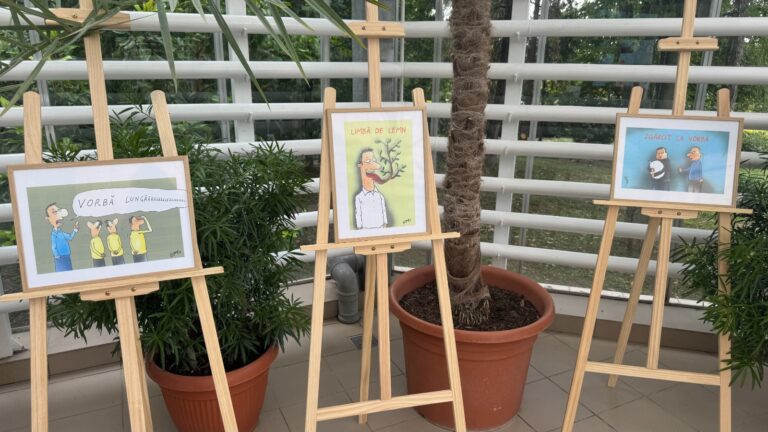Când proverbele românești dau viață unor caricaturi. Expoziție inedită la Grădina Botanică din Iași de Ziua Limbii Române