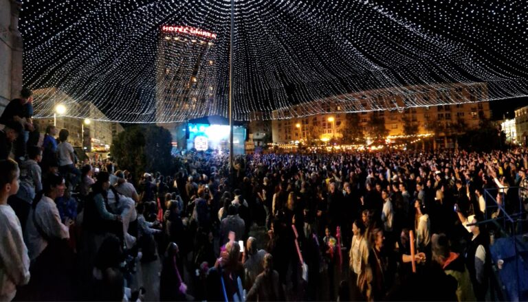 Aglomerație la concertul trupei Subcarpați din Piața Unirii. Festivalului Străzii Lăpușneanu aduce muzică și spectacole pentru toate vârstele