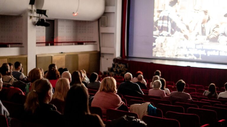 Proiecție specială la Cinema Ateneu: „O familie aproape perfectă”, urmată de o dezbatere despre dinamica relațiilor de familie