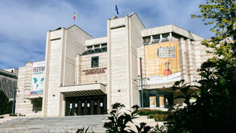 Iașul devine scenă de teatru. Peste 400 de artiști transformă orașul într-un festival, în cadrul FITPTI 2025