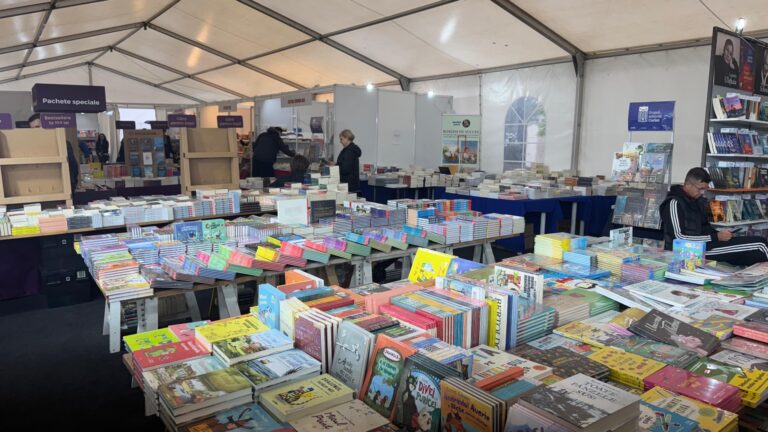 Cărți, jocuri și idei noi, timp de cinci zile, pe bulevardul Ștefan cel Mare. Târgul de Carte Gaudeamus aduce zeci de edituri la Iași