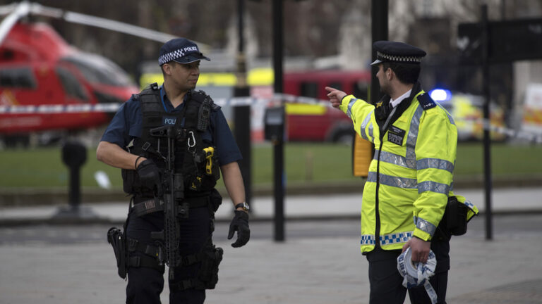 Atac armat la un club country din New Hampshire.  O persoană a murit, mai multe sunt rănite