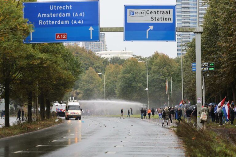 Proteste violente anti-imigraţie în Olanda. Poliţia a folosit gaze lacrimogene împotriva manifestanţilor