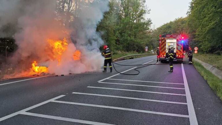 Doi tineri au reuşit să iasă în ultimul moment dintr-un incendiu violent la o maşină care circula pe DN 17, în judeţul Suceava
