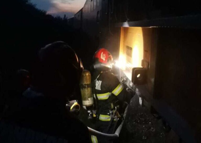 Incendiu la locomotiva unui tren de călători pe ruta Suceava-Botoşani
