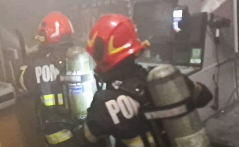 Un tânăr din Bucureşti a incendiat un apartament după o ceartă cu părinţii, punându-i în pericol pe locatarii blocului