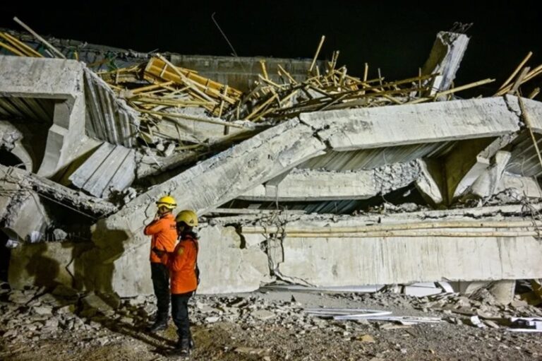 O școală s-a prăbușit în Indonezia. Sunt cel puțin trei morţi şi 38 de dispăruţi