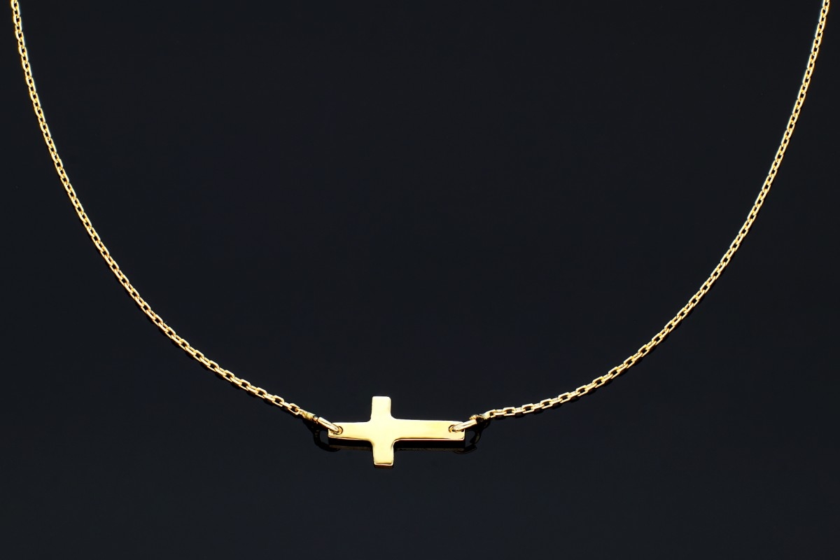 Patru ani de libertate: costul plătit de un ieșean pentru două lănțișoare de aur smulse de la gâtul unor femei în mijlocul străzii