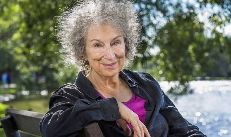 Margaret Atwood răspunde cu umor la cenzura cărţii sale „Povestea slujitoarei” în Canada