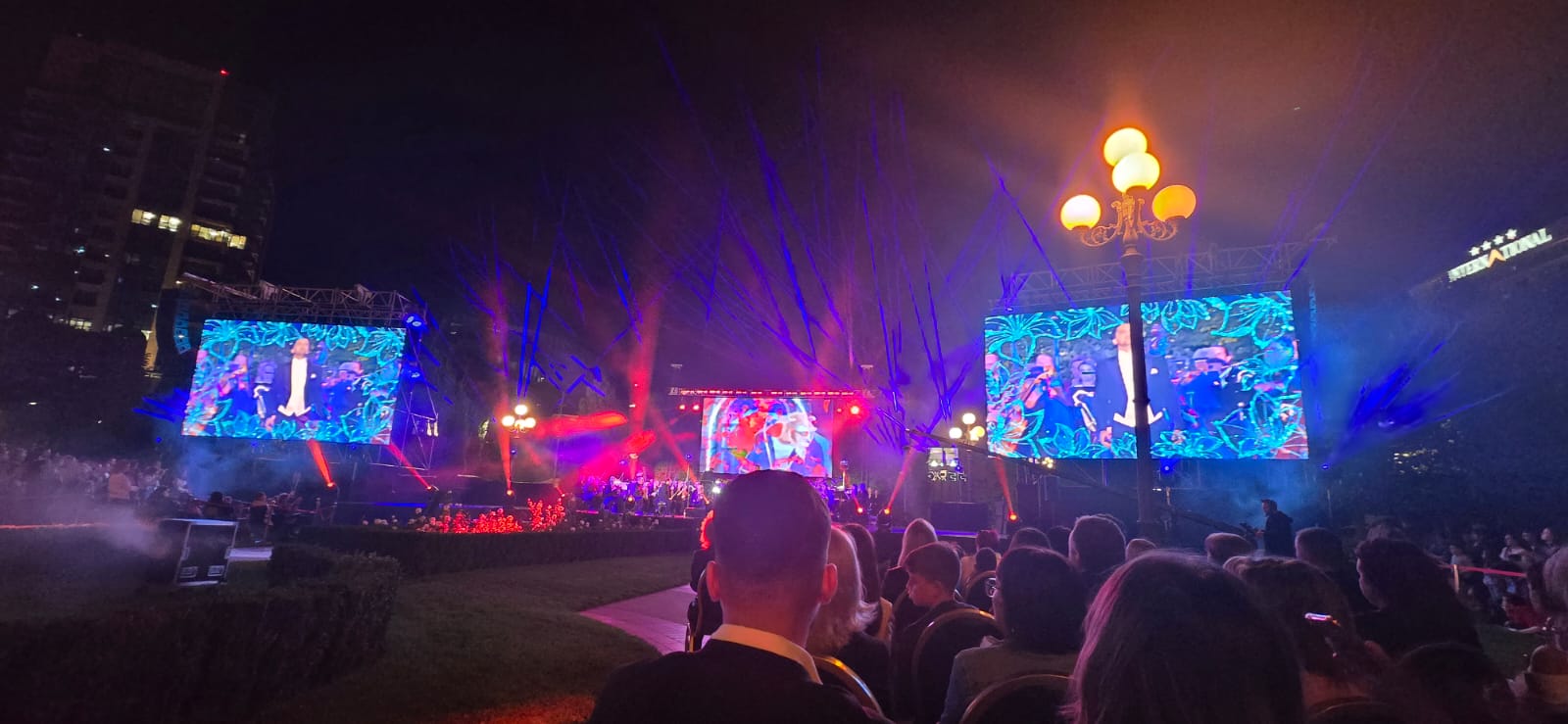 Atmosferă feerică în centrul orașului – Artiștii Operei din Iași au coborât în grădina de la Palas – FOTO/VIDEO