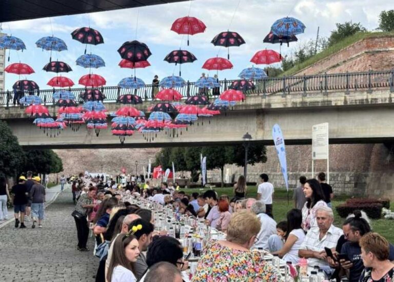 Alba Iulia a intrat în Cartea Recordurilor cu cea mai lungă masă din materiale reciclabile din lume (2,7 km)