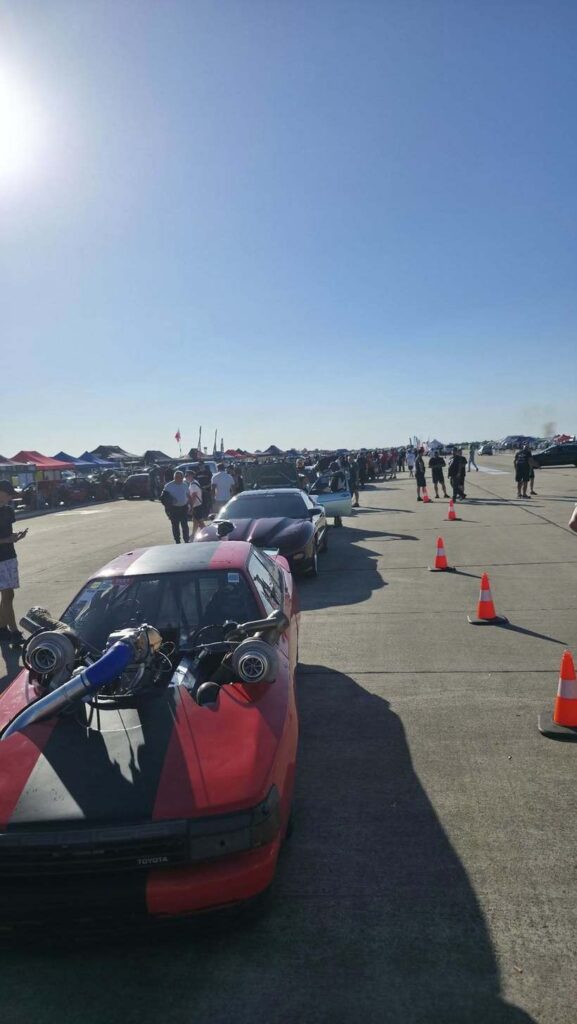  O mașină care participa la o cursă în Arad a luat foc. O persoană a fost rănită