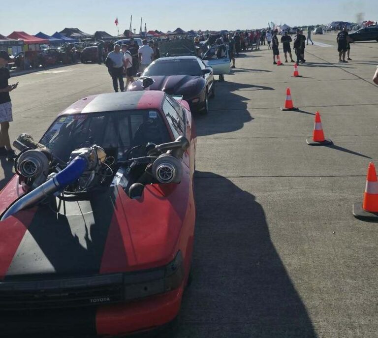 O mașină care participa la o cursă în Arad a luat foc. O persoană a fost rănită