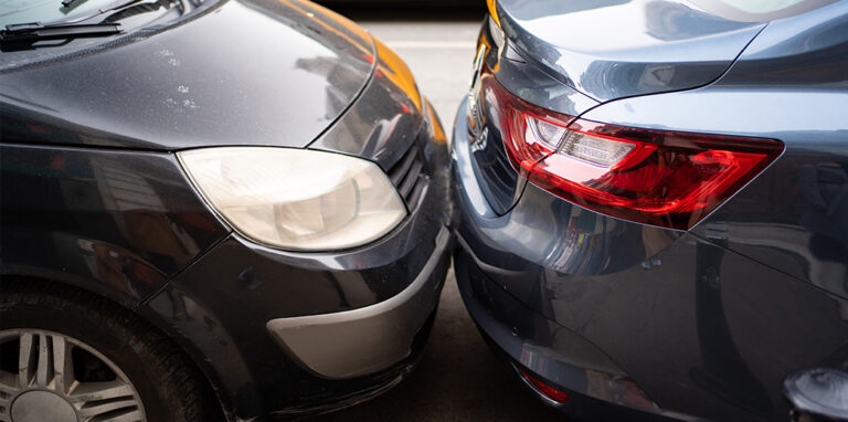 Doi șoferi din Vaslui au venit până la Iași doar ca să-și șifoneze mașinile. Unul dintre ei era bine „aghesmuit”