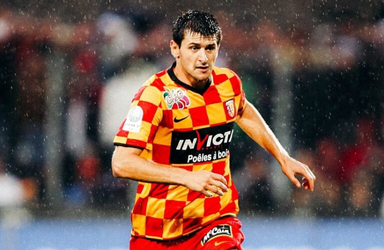 Un fost internaţional sârb a murit în timpul unui meci de fotbal, la câteva minute după ce a marcat. Avea 41 de ani