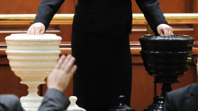 Prima moţiune de cenzură împotriva guvernului Bolojan a fost respinsă de Parlament