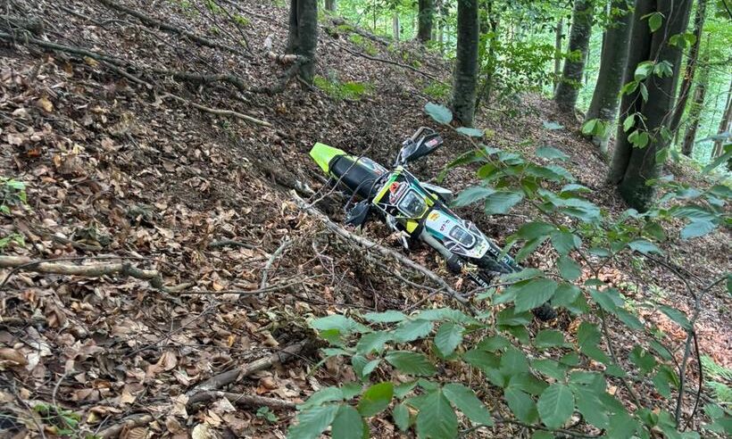 Alba: Mobilizare pentru recuperarea unui motociclist care a căzut într-o râpă