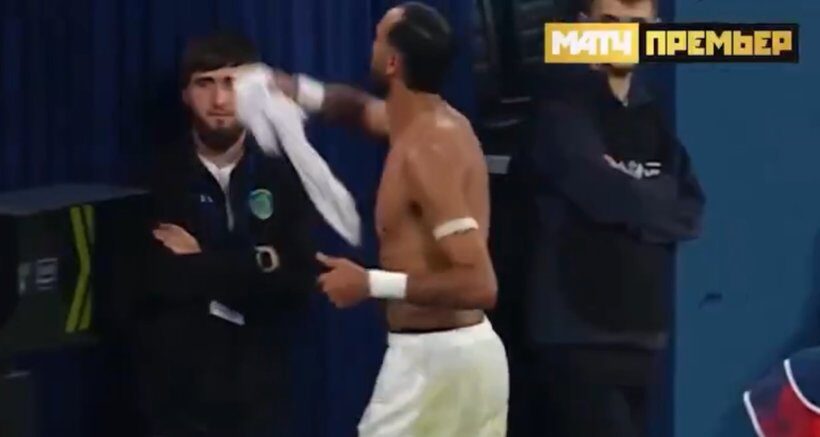  Scene bizare la un meci de fotbal din Rusia: Un jucător i-a oferit tricoul unui suporter, iar apoi l-a luat înapoi