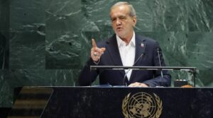 Un atac împotriva lui Khamenei „echivalează cu un război total împotriva naţiunii”, îl avertizează Pezeshkian pe Trump