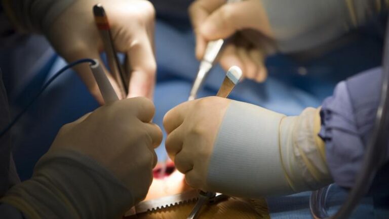 Tânăr operat de urgență la Iași după ce și-a tăiat grav antebrațul într-un geam