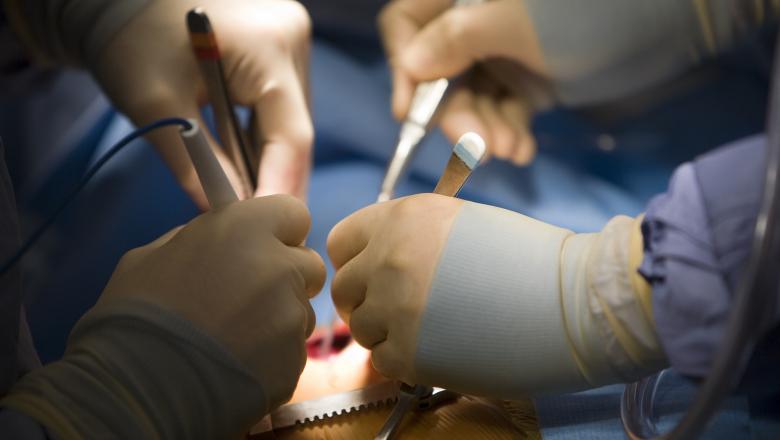  Tânăr operat de urgență la Iași după ce și-a tăiat grav antebrațul într-un geam