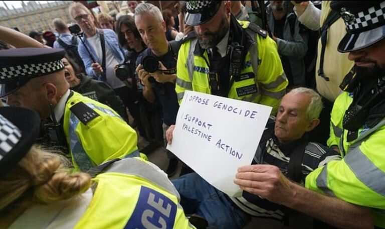 Poliţia britanică a arestat 425 de persoane la o manifestaţie în sprijinul Palestine Action