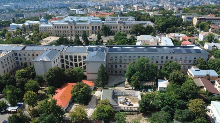Au fost montate primele panouri fotovoltaice pe noul acoperiș al Corpului B din cadrul UAIC Iași