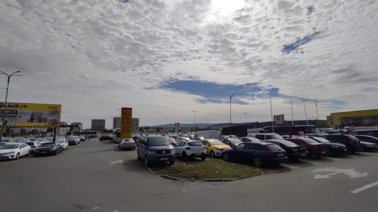 Aglomerație mare la supermarketurile din Iași – La Kaufland Nicolina, niciun loc liber de parcare (FOTO)