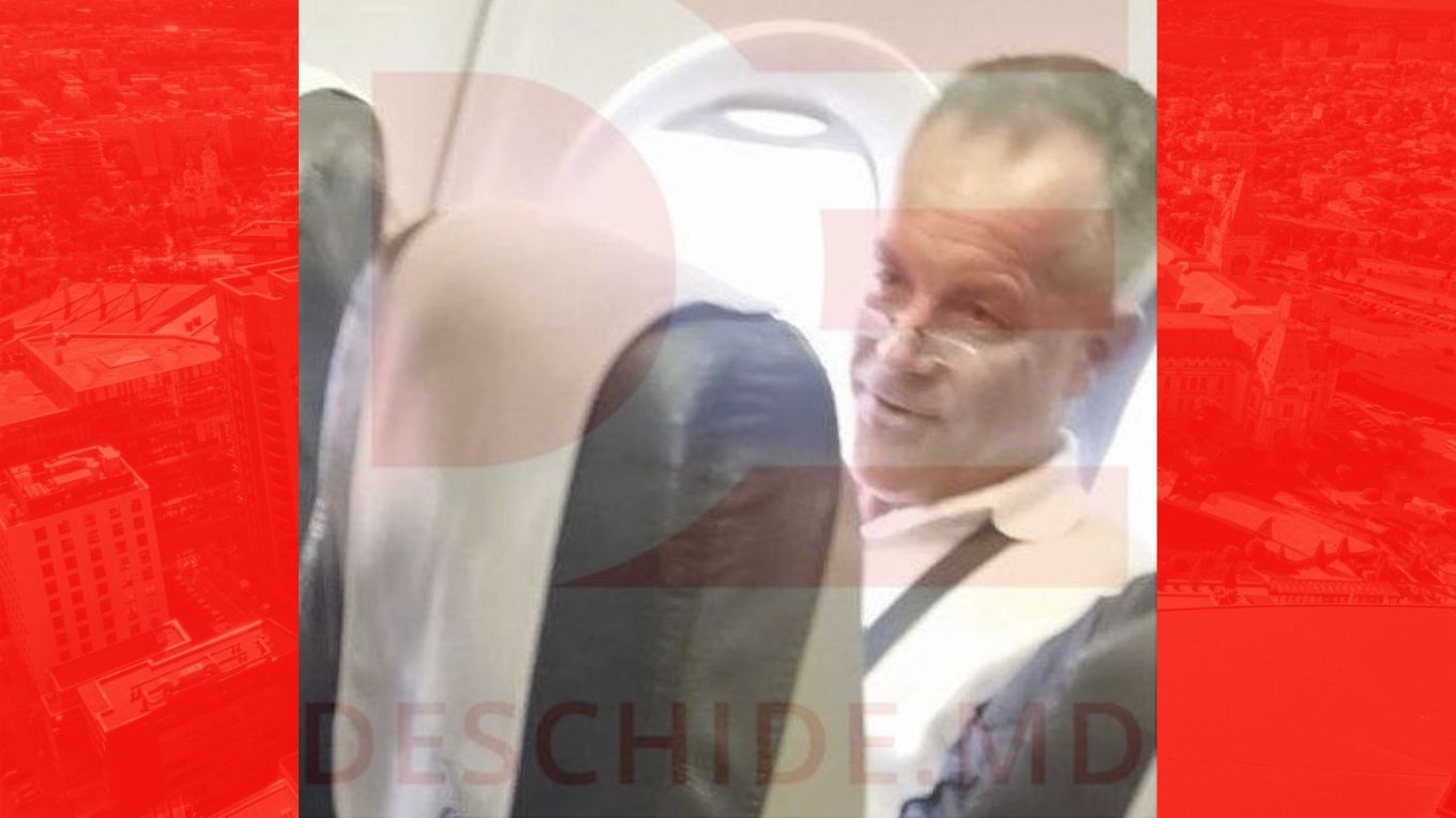 VIDEO Vladimir Plahotniuc, în cătușe și flancat de mascați, în avion pe ultimul rând în drum spre Chișinău