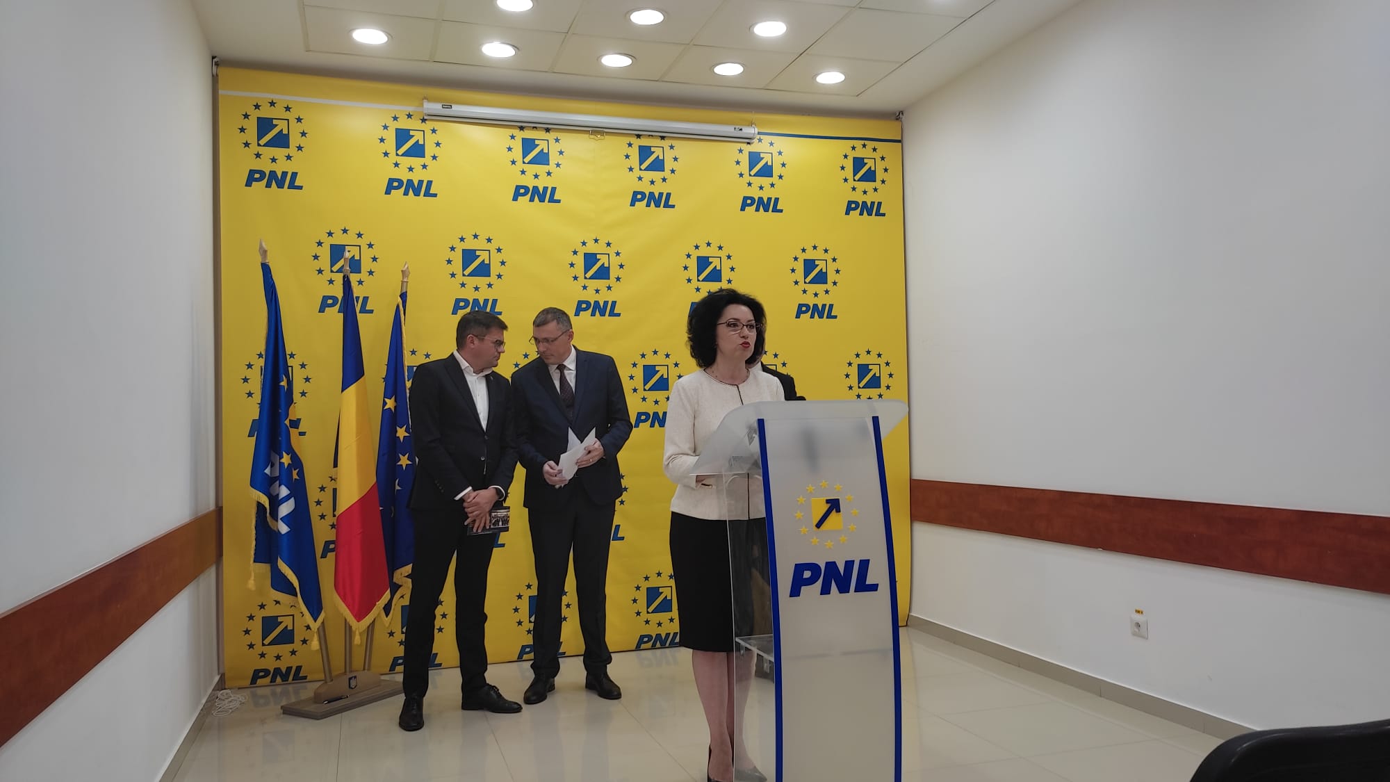 Conferință de presă la sediul PNL, la predarea ștafetei la conducerea Prefecturii