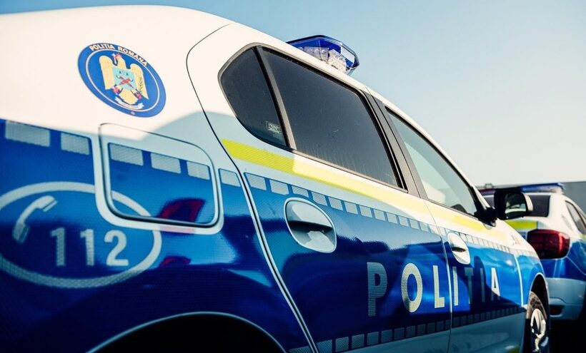  Doi adolescenți, cercetați pentru ultraj, după o petrecere. Unul dintre ei a lovit un poliţist în cap cu o sticlă pe care a aruncat-o de la etaj, iar un altul a spart luneta unei autospeciale