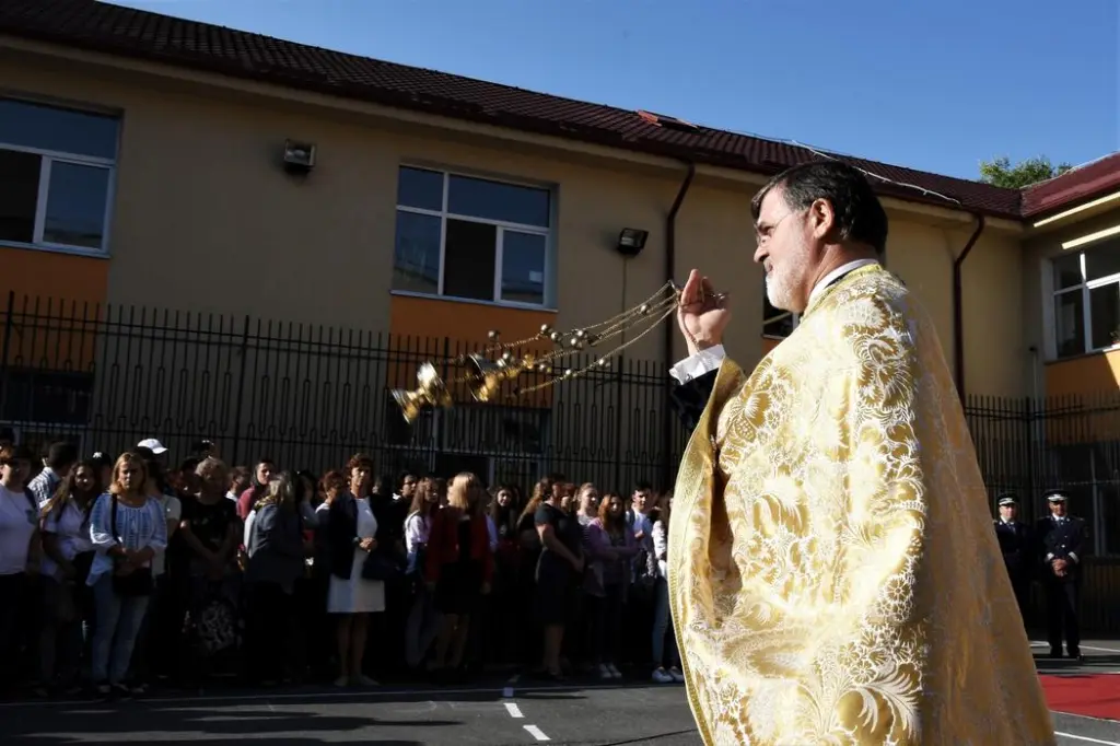 La ce școală merge copilul când mama și tata nu se înțeleg asupra religiei predate la liceu? Caz ajuns de la Iași, la CEDO