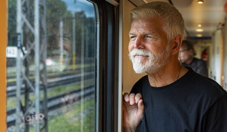 UPDATE Președintele Cehiei, în vizită neoficială în România... pe motocicletă. A trecut și prin Iași. „Oameni plăcuți și locuri frumoase”