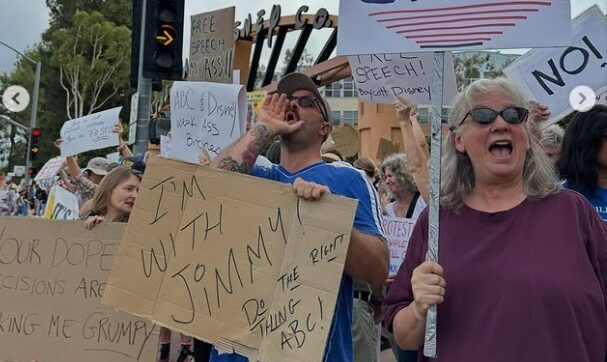 Sute de persoane s-au adunat în faţa sediului Disney pentru a protesta faţă de suspendarea „neamericană” a lui Kimmel