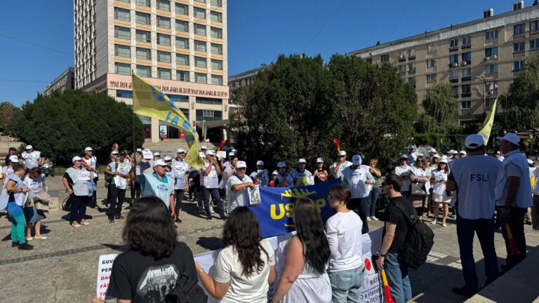 Profesorii ies în stradă la Iași: 100 de cadre didactice protestează în Piața Unirii