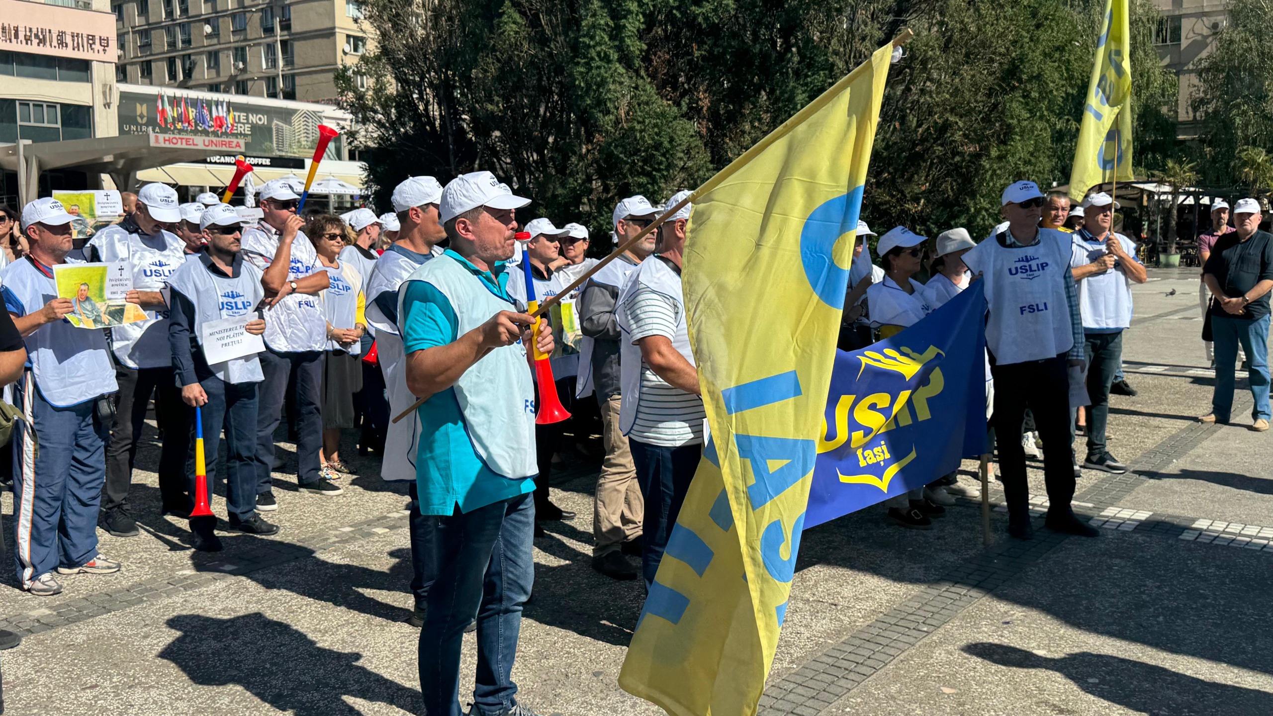 Protest în Piața Unirii din Iași: circa 100 de angajați din învățământ au ieșit în stradă împotriva măsurilor din Educație