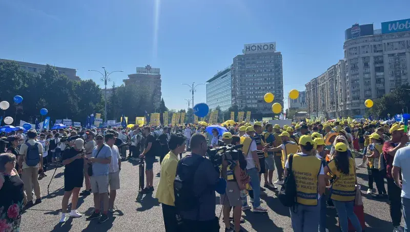 UPDATE „Învățământul trebuie protejat, nu sacrificat” - Proteste la început de an școlar ale cadrelor didactice în Piața Victoriei