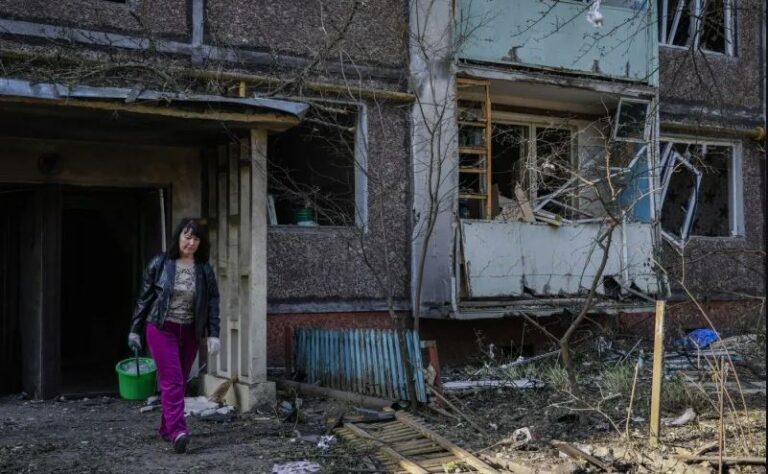 Strategie neobișnuită în Ucraina. Rușii au parașutat „bani” deasupra unui oraș din apropierea graniței