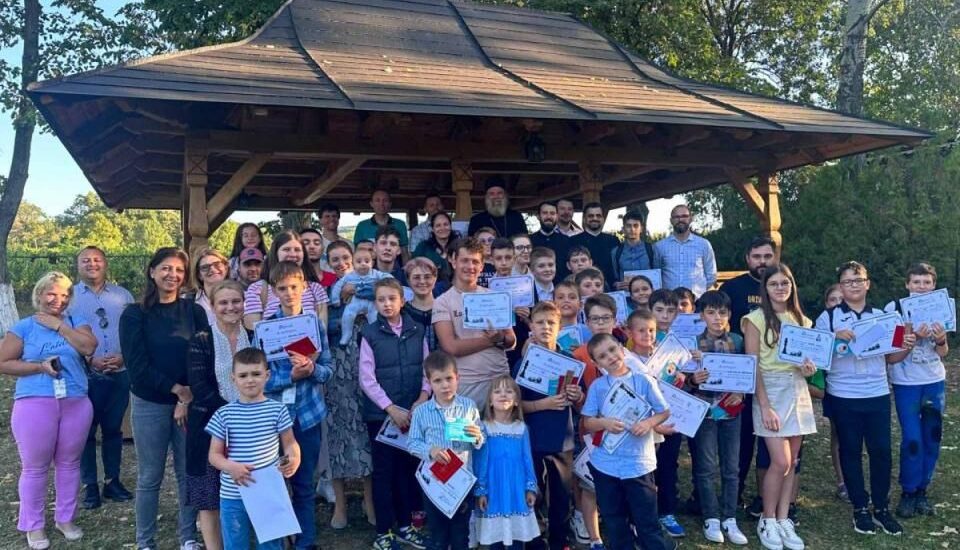  Concursul „Tânărul Șahist” a reunit tineri șahiști la Mănăstirea „Tuturor Sfinților” din Bucium